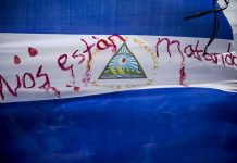 Vista de una bandera de Nicaragua con la leyenda de "Nos están matando" durante la "Marcha de las Flores" hoy, sábado 30 de junio de 2018, durante el día numero 74 de protestas en contra del gobierno de Daniel Ortega, en Managua (Nicaragua).