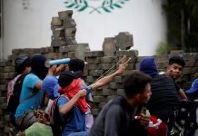 Policía de Nicaragua irrumpe en barrios de Managua con tiros de fusil AK-47 Manifestantes se enfrentan a las autoridades