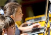 Google lanza en español su programa para enseñar a niños a usar bien internet Google presentó hoy "Sé genial en internet", la versión en español de su programa "Be internet awesome" para educar y ayudar a los niños a que se desenvuelvan de manera segura en la red.