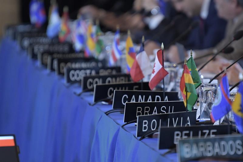 Vista general de los nombres y banderas de los pa&iacute;ses de los embajadores ante la OEA durante las sesiones de la 70&ordf; Asamblea General 