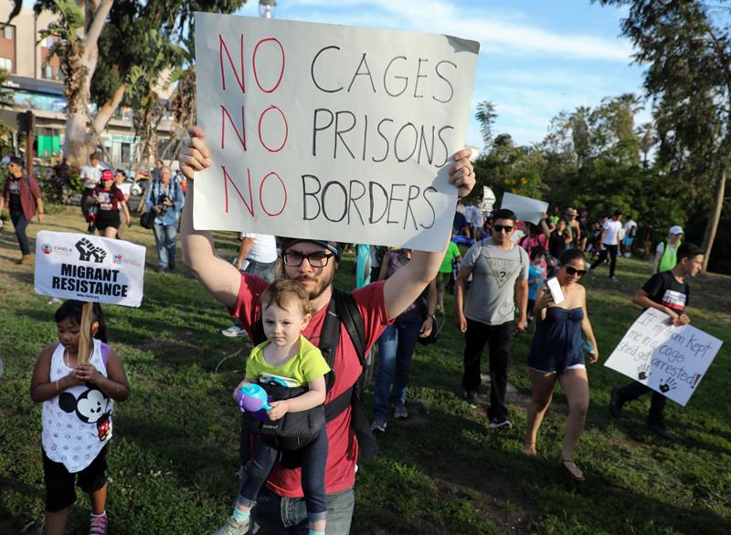 Decenas de manifestantes denuncian la pol&iacute;tica del gobierno del presidente estadounidense, Donald J. Trump, de separar a los ni&ntilde;os inmigrantes detenidos de sus padres