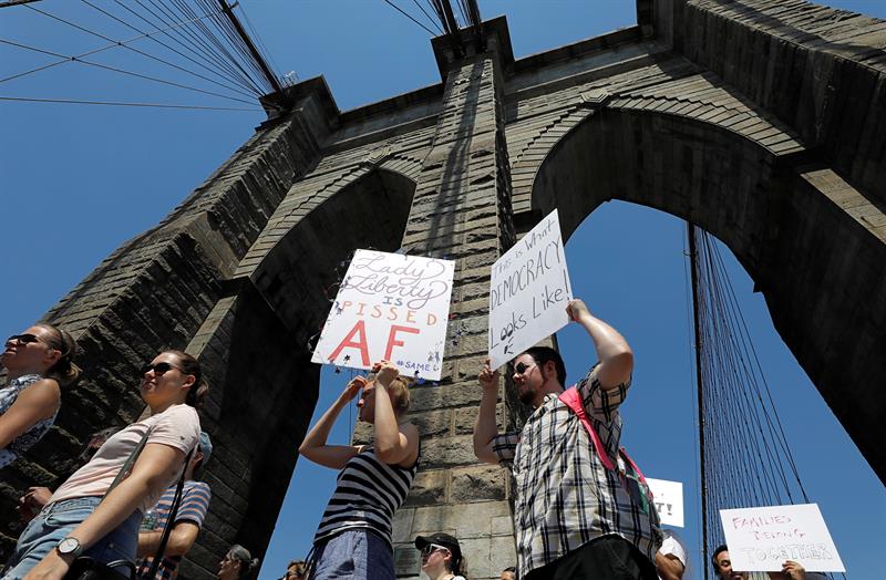 Los manifestantes cruzan el puente de Brooklyn en protesta por las pol&iacute;ticas de inmigraci&oacute;n del presidente Donald J. Trump, en Nueva York, El 30 de junio de 2018.