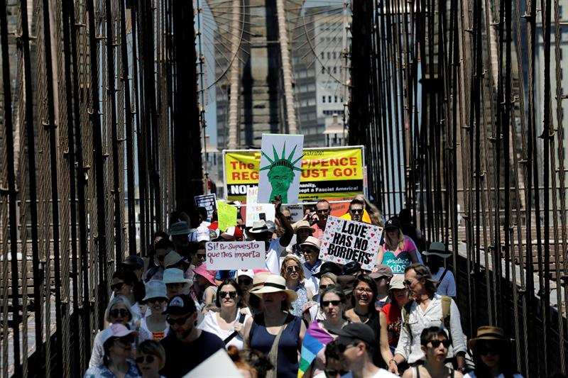 Los manifestantes cruzan el puente de Brooklyn en protesta por las pol&iacute;ticas de inmigraci&oacute;n del presidente Donald J. Trump, en Nueva York, El 30 de junio de 2018.