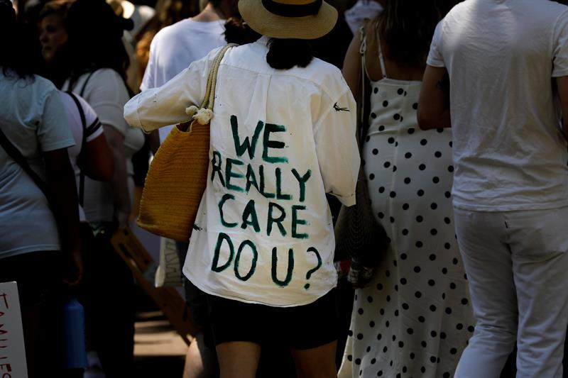 Una mujer asiste a una manifestaci&oacute;n en Cadman Plaza en protesta por las pol&iacute;ticas de inmigraci&oacute;n del presidente de los Estados Unidos, Donald J. Trump, en Nueva York.