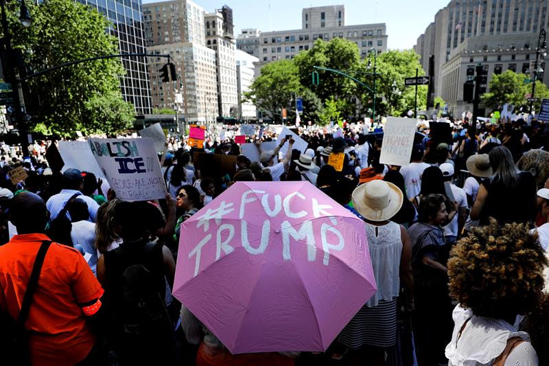 Reuni&oacute;n de manifestantes para la marcha a trav&eacute;s del puente de Brooklyn en protesta por las pol&iacute;ticas de inmigraci&oacute;n del presidente estadounidense Donald J. Trump en Nueva York