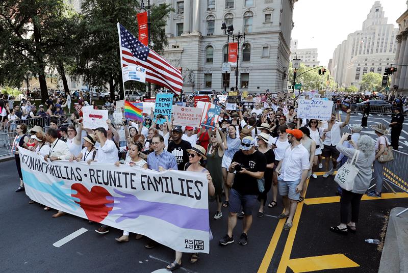Los manifestantes comienzan su marcha a trav&eacute;s del puente de Brooklyn en protesta por las pol&iacute;ticas de inmigraci&oacute;n del presidente estadounidense Donald J. Trump en Nueva York