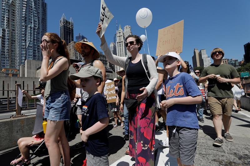 Los manifestantes marchan a trav&eacute;s del puente de Brooklyn en protesta por las pol&iacute;ticas de inmigraci&oacute;n del presidente estadounidense Donald J. Trump en Nueva York