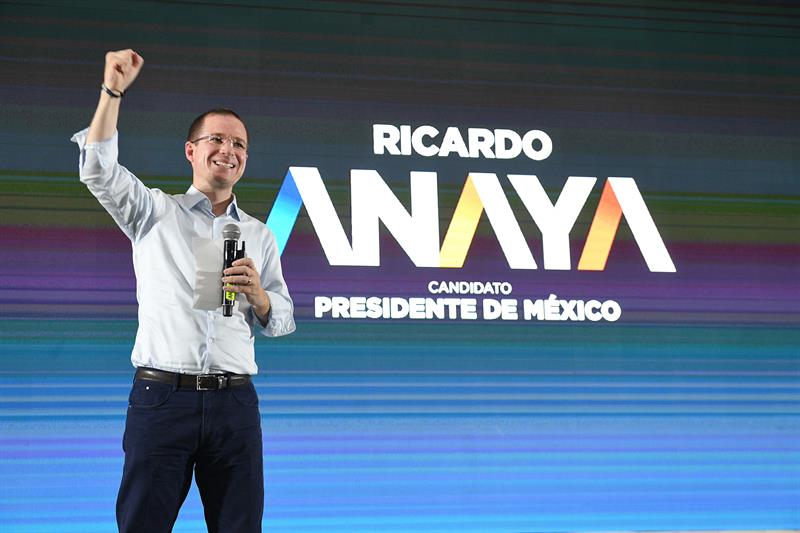 Fotograf&iacute;a cedida por el equipo de prensa del candidato conservador, de la Coalici&oacute;n Por M&eacute;xico al Frente, Ricardo Anaya (i), el cual participa en un acto de campa&ntilde;a.
