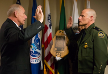 Gobierno de Trump nombra a un nuevo director del ICE Ronald D. Vitiello (d) toma desde hoy mismo las riendas de ICE. Foto Twitter