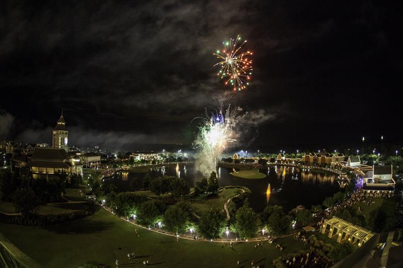 Fotografía cedida por Florida's Historic Coast que muestra el lanzamiento de los típicos fuegos artificiales durante la celebración del 4 de julio, Día de la Independencia de Estados Unidos, en San Agustín, Florida.EFE/Florida's Historic Coast
