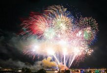 El 4 de julio más histórico se celebrará en San Agustín Fotografía cedida por Florida's Historic Coast que muestra el lanzamiento de los típicos fuegos artificiales durante la celebración del 4 de julio, Día de la Independencia de Estados Unidos, en San Agustín, Florida.EFE/Florida's Historic Coast