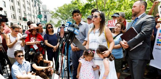 Sandra Chica (c), esposa de Pablo Villavicencio, habla durante una conferencia de prensa acompañada por sus dos hijas Luciana y Antonia hoy, lunes 18 de junio de 2018, en Nueva York