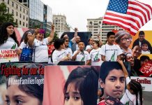 Cientos protestan en frontera sur contra la separación de inmigrantes Fotografía de archivo que muestra a varias personas participan en una manifestación contra la separación de familias inmigrantes en Washington D.C