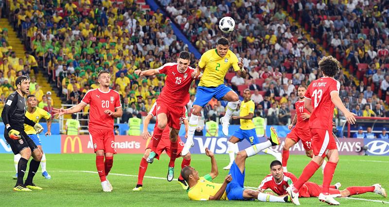 Thiago Silva (C-R) de Brasil anota la ventaja de 2-0 durante la Copa Mundial de la FIFA 2018 del partido de f&uacute;tbol preliminar del grupo E entre Serbia y Brasil en Mosc&uacute;, Rusia, el 27 de junio de 2018.