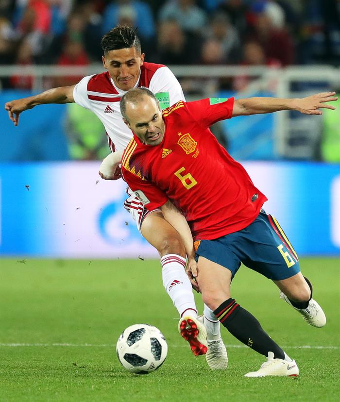 Andr&eacute;s Iniesta (frente) de Espa&ntilde;a en la acci&oacute;n contra Faycal Fajr (parte posterior) de Marruecos durante la Copa del mundo de la FIFA 2018 grupo preliminar partido de f&uacute;tbol redondo entre Espa&ntilde;a y Marruecos en Kaliningrado, Rusia, el 25 de junio de 2018.