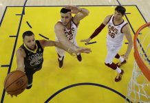 122-103. Curry explota con nueve triples y los Warriors se colocan con 2-0 El jugador de Golden State Warriors Stephen Curry (i) va a la canasta contra el jugador de Cleveland Cavaliers Larry Nance Jr. (d) en la segunda mitad del juego dos de las Finales de la NBA en Oracle Arena en Oakland, California.