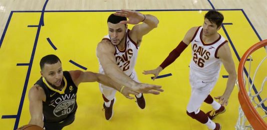 El jugador de Golden State Warriors Stephen Curry (i) va a la canasta contra el jugador de Cleveland Cavaliers Larry Nance Jr. (d) en la segunda mitad del juego dos de las Finales de la NBA en Oracle Arena en Oakland, California.