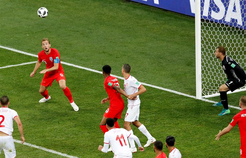 Harry Kane de Inglaterra (i) marca el gol de la victoria durante el partido de f&uacute;tbol preliminar de la Copa Mundial de la FIFA 2018 G entre T&uacute;nez e Inglaterra en Volgogrado, Rusia, el 18 de junio de 2018.