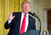 Trump dice que "EE.UU. no se convertirá en un campo de inmigrantes" - El presidente de EE. UU, Donald Trump, realiza declaraciones sobre la inmigración durante una reunión del Consejo Nacional Espacial en la Sala Este de la Casa Blanca, en Washington