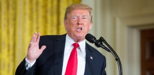 - El presidente de EE. UU, Donald Trump, realiza declaraciones sobre la inmigración durante una reunión del Consejo Nacional Espacial en la Sala Este de la Casa Blanca, en Washington