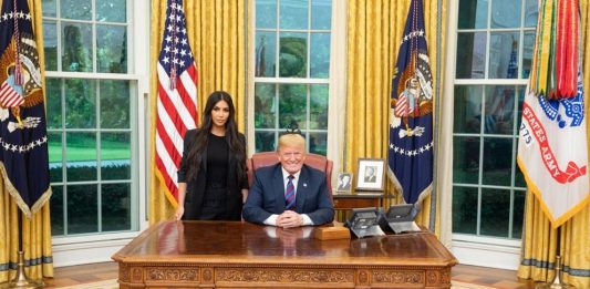 Donald Trump recibió a la estrella televisiva Kim Kardashian en el despacho oval de la Casa Blanca