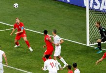 1-2. Kane rescata a Inglaterra con dos remates, el último en el descuento Harry Kane de Inglaterra (i) marca el gol de la victoria durante el partido de fútbol preliminar de la Copa Mundial de la FIFA 2018 G entre Túnez e Inglaterra en Volgogrado, Rusia, el 18 de junio de 2018.
