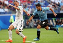 3-0. Uruguay desnuda al anfitrión y se va a Sochi Luis Suárez de Uruguay (R) y Sergei Ignashevich de Rusia en acción durante la Copa Mundial de la FIFA 2018 Un partido de fútbol preliminar entre Uruguay y Rusia en Samara, Rusia, el 25 de junio de 2018.