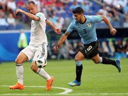 Luis Suárez de Uruguay (R) y Sergei Ignashevich de Rusia en acción durante la Copa Mundial de la FIFA 2018 Un partido de fútbol preliminar entre Uruguay y Rusia en Samara, Rusia, el 25 de junio de 2018.