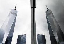 El World Trade Center inaugura un nuevo rascacielos tras años de obras Una vista de One World Trade Center y su reflejo en la ciudad de Nueva York. One World Trade Center tiene 541,3 metros de altura y 94 pisos, y es actualmente el sexto edificio más alto del mundo en la altura principal a la categoría superior arquitectónica y el segundo edificio de oficinas más alto del mundo.