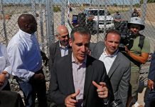Alcaldes protestan en la frontera con México contra "tolerancia cero"
