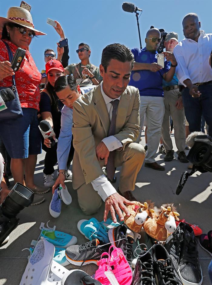 El alcalde de Miami Francis X. Su&aacute;rez visita junto a otros alcaldes estadounidenses la entrada de la frontera con M&eacute;xico, en Tornillo.