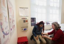 En la escuela, hablan sobre el embarazo adolescente con una partera La partera escolar Loral Patchen dijo que muchas veces surgen temas importantes durante charlas informales, como ésta con Kiera. Hace tres años, Patchen comenzó a trabajar en escuelas secundarias del área de Washington, DC con la meta de prevenir el embarazo adolescente. (Meredith Rizzo/NPR)