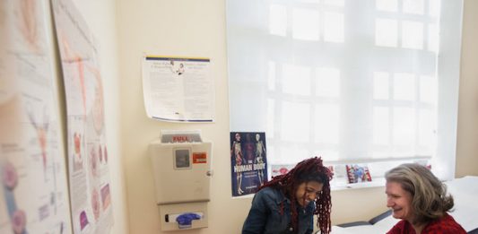 La partera escolar Loral Patchen dijo que muchas veces surgen temas importantes durante charlas informales, como ésta con Kiera. Hace tres años, Patchen comenzó a trabajar en escuelas secundarias del área de Washington, DC con la meta de prevenir el embarazo adolescente. (Meredith Rizzo/NPR)