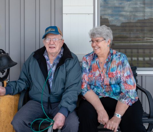 Delmar Scroughams y su esposa, Vergie "Verg" Scroughams, en su casa de Rexburg, Idaho. En mayo, durante un momento de lucidez, Delmar, quien padece demencia, dijo que las armas podrían ser peligrosas. (HEIDI DE MARCO/KHN)