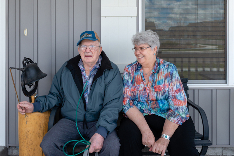 Delmar Scroughams y su esposa, Vergie "Verg" Scroughams, en su casa de Rexburg, Idaho. En mayo, durante un momento de lucidez, Delmar, quien padece demencia, dijo que las armas podr&iacute;an ser peligrosas. (HEIDI DE MARCO/KHN)