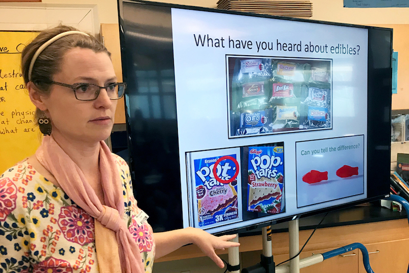 Dawn Charlton, instructora Being Adept, lidera una discusi&oacute;n sobre la marihuana con estudiantes de sexto grado de Del Mar Middle School en Tiburon, California (Carrie Feibel/KQED)