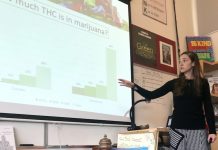Ashley Brady explica los cambios de potencia de la marihuana con el tiempo a una clase de octavo grado de Marin Primary and Secondary School en Larkspur, California.(Carrie Feibel/KQED)