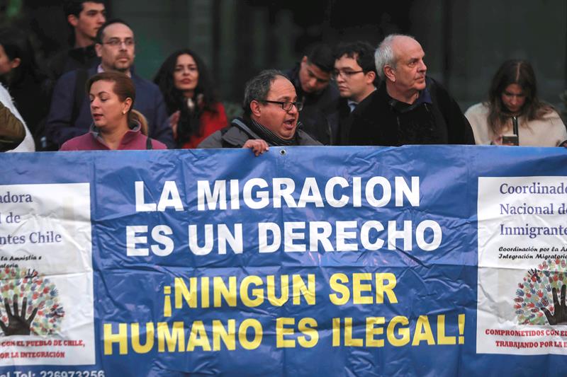 Unas 50 personas se reunieron hoy frente a la embajada de Estados Unidos en Santiago para protestar contra las pol&iacute;ticas migratorias del Gobierno de Donald Trump.