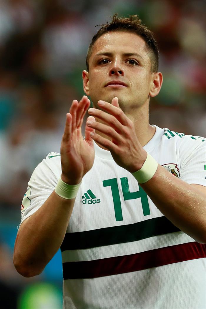 El delantero mexicano Javier Hern&aacute;ndez celebra la victoria al final del partido Corea Sur-M&eacute;xico.