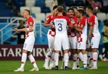Jugadores de Croacia celebrando el gol.