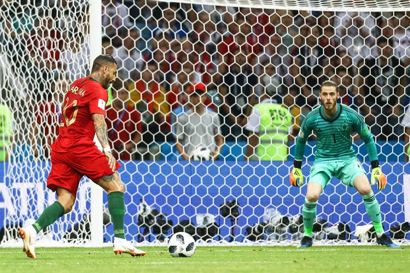  David de Gea se retir&oacute; del c&eacute;sped del estadio Fisht sintiendo el peso de la culpa.