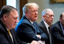 Donald Trump pide a su Gobierno reunificar a las familias de inmigrantes separadas Donald Trump, se dirige a los medios antes de su reunión con los miembros de su administración en la Sala del Gabinete de la Casa Blanca, en Washington.