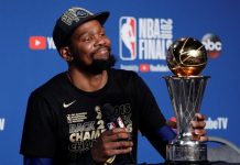 Kevin Durant: "El gran premio es haberme hecho mejor jugador y persona" Kevin Durant, durante una rueda de prensa tras ganar finales de la NBA.
