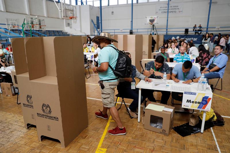 El Consejo Nacional Electoral (CNE) de Colombia decidió hoy retirar su acreditación a una ciudadana alemana que realizaba labores de observación de los comicios presidenciales en Nueva York.