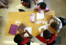 El informe también encontró violaciones de la ley federal, como límites explícitos de inscripción en el número de estudiantes con discapacidades que algunas escuelas chárter aceptarían.