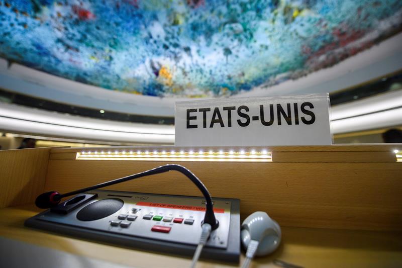 Detalle del cartel de Estados Unidos en la sede de la ONU, Estados Unidos se retir&oacute; ayer del Consejo de Derechos Humanos de Naciones Unidas, un &oacute;rgano muy criticado por el Gobierno de Donald Trump, en una decisi&oacute;n que fue calificada de "decepcionante, pero no sorprendente" desde la ONU.