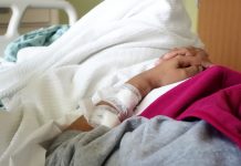 Desafío médico y moral: tratar a pacientes indocumentados con enfermedad renal terminal Los inmigrantes indocumentados en general no pueden recibir diálisis de manera rutinaria, por lo que tienen que esperar a que su condición se agrave para tenerla en una sala de emergencias. (Jake Harper/Side Effects Public Media)