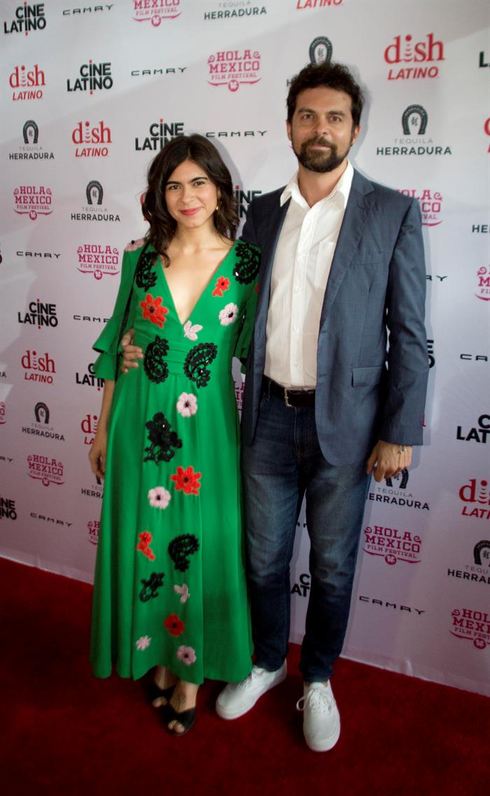 La actriz Sofia Espinosa y Max Zunino posan en la alfombra roja de la inauguraci&oacute;n de la d&eacute;cima edici&oacute;n del festival de cine Hola M&eacute;xico.