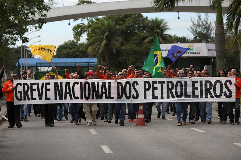  Los sindicatos que representan a los trabajadores de las petroleras de Brasil desafiaron  a la justicia e iniciaron una huelga de tres d&iacute;as en las refiner&iacute;as, aunque descartaron riesgo de desabastecimiento.