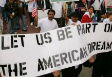 Amenazas de Trump no asustan a inmigrantes que siguen llegando por miles Muchas de ellas siguen esperando que el Gobierno federal les permita presentar su caso de asilo político, por lo que han acampado a las afueras de la garita.